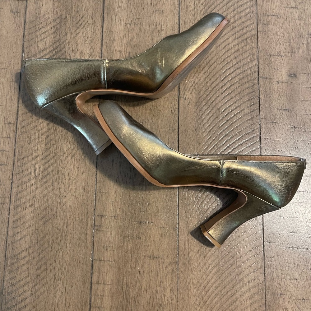 SARA VEGA VINTAGE GOLD 6.5 Heels